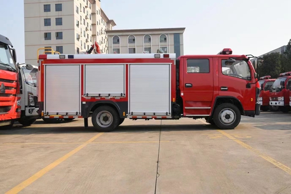 国六东风大多利卡4吨水罐消防车