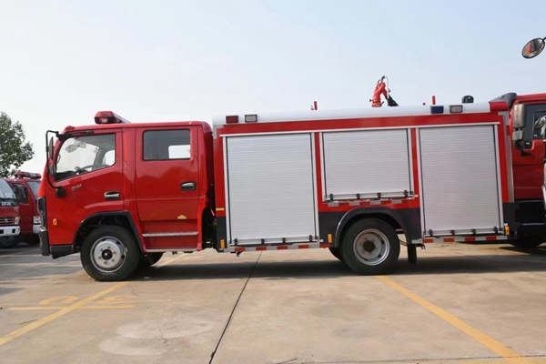 国六东风大多利卡4吨水罐消防车