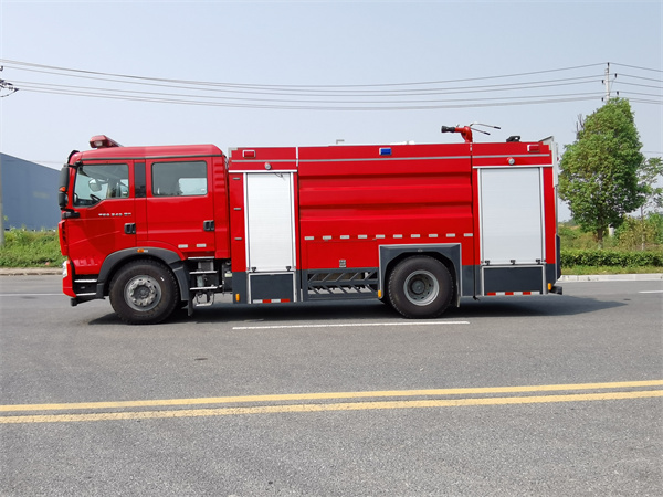 国六重汽豪沃双排8吨水罐消防车