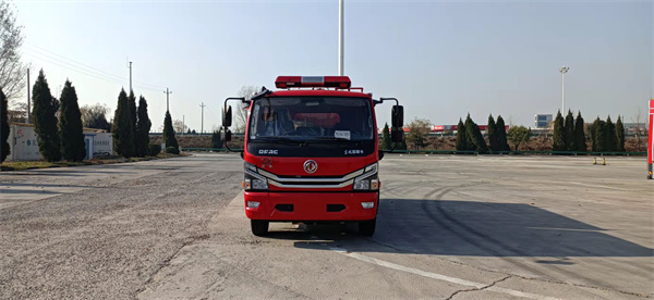 国六东风多利卡双排5吨水罐消防车