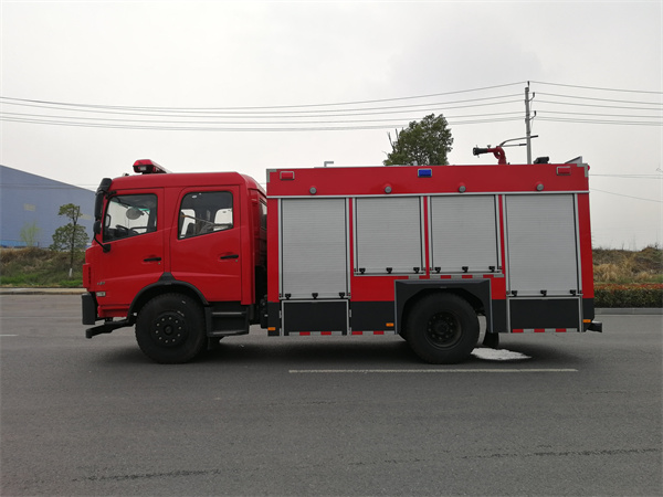 国六东风145双排5.5吨水罐消防车